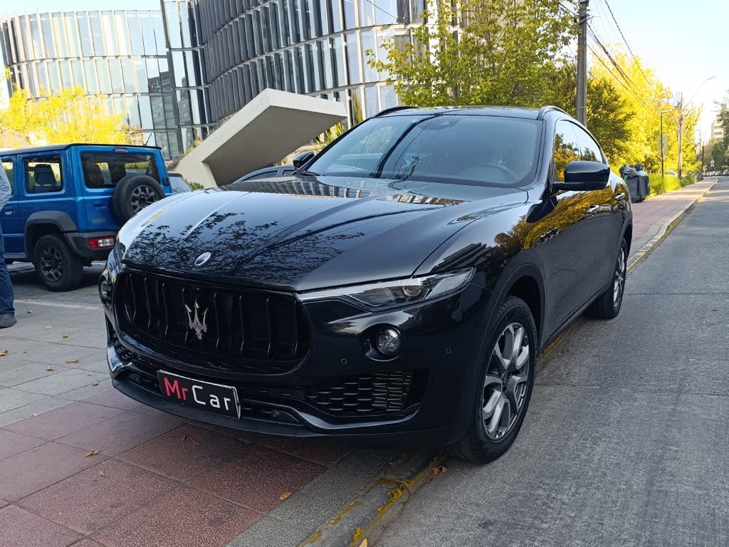 2020 Maserati Levante 4x4 Negro - Miniatura 10