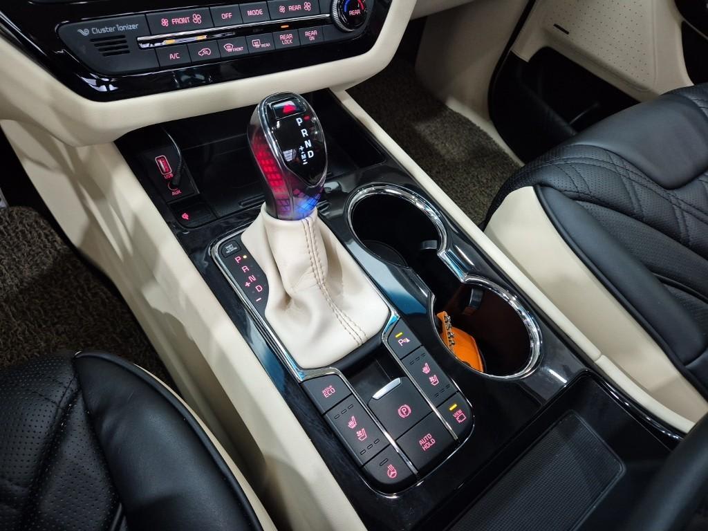 2019 Kia Carnival Gasoline Blanco - Miniatura 8