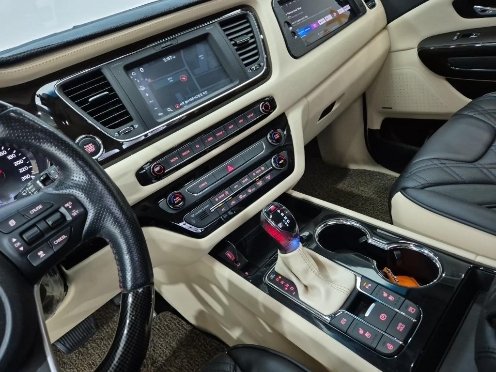 2019 Kia Carnival Gasoline Blanco - Miniatura 10
