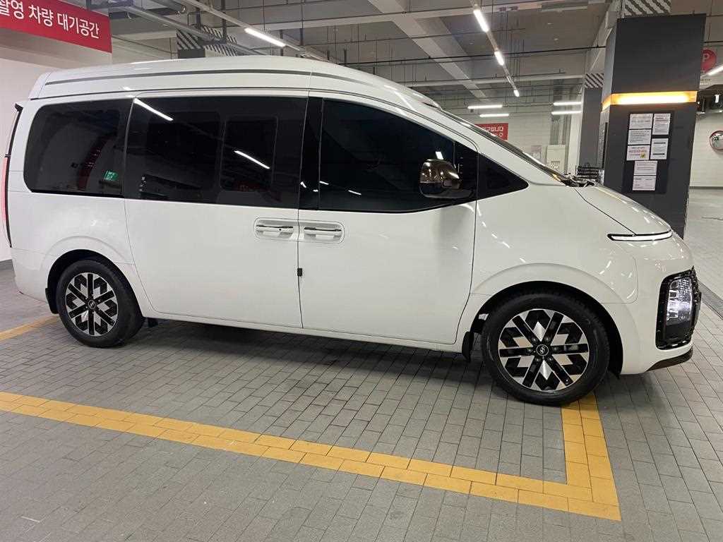2022 Hyundai Staria 2WD Blanco - Miniatura 2