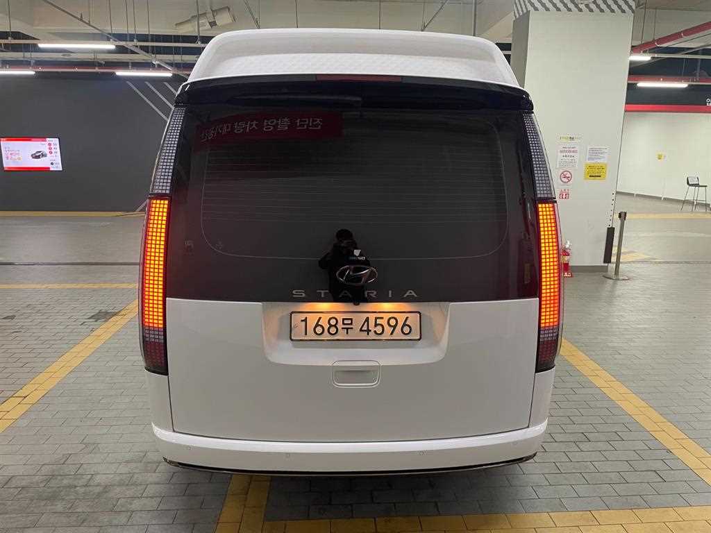 2022 Hyundai Staria 2WD Blanco - Miniatura 3