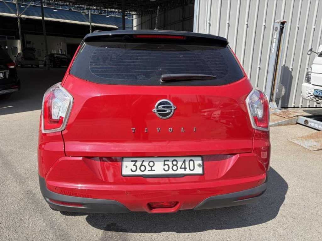 2016 SsangYong Tivoli Gasoline Rojo - Miniatura 2