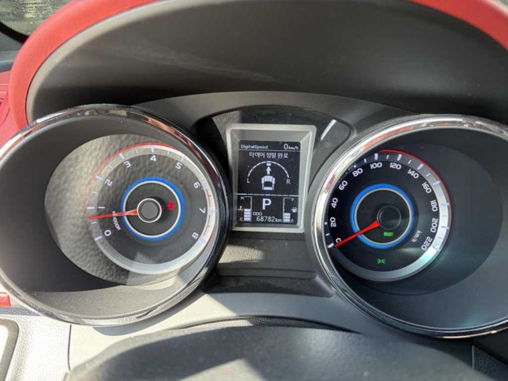 2016 SsangYong Tivoli Gasoline Rojo - Miniatura 3