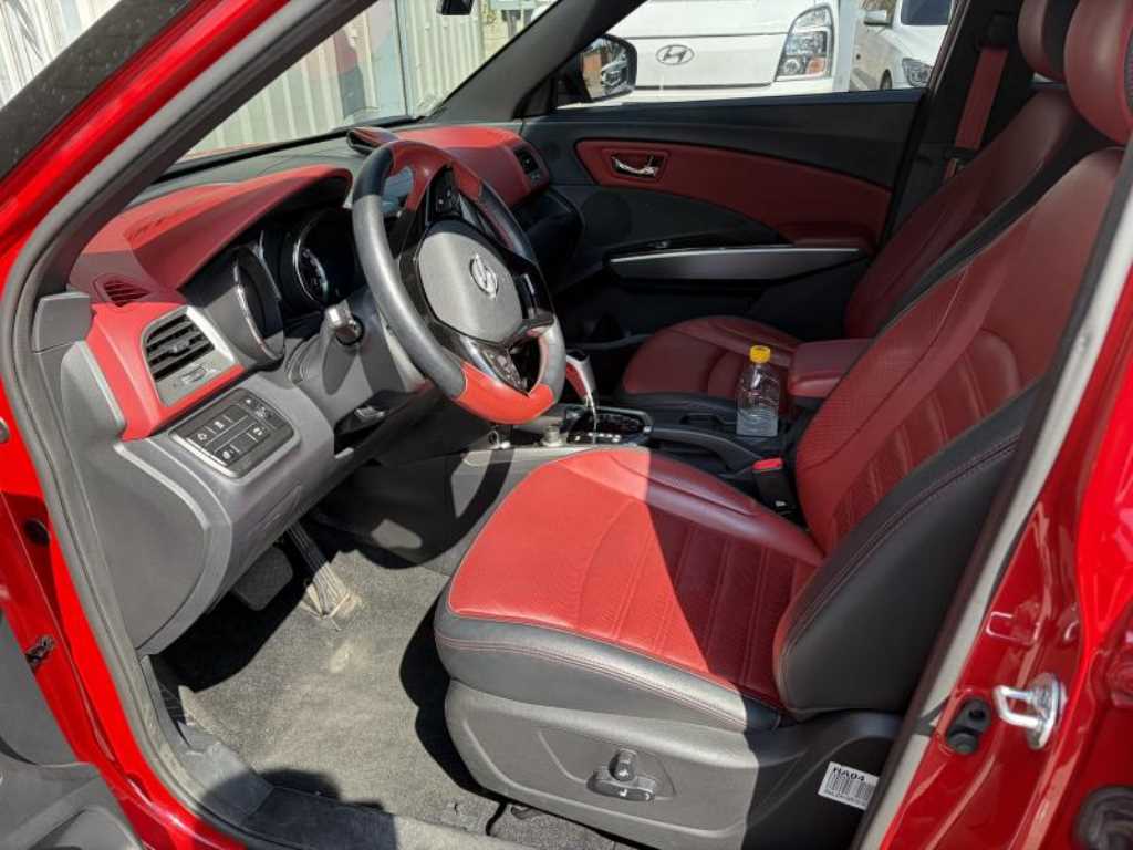 2016 SsangYong Tivoli Gasoline Rojo - Miniatura 4