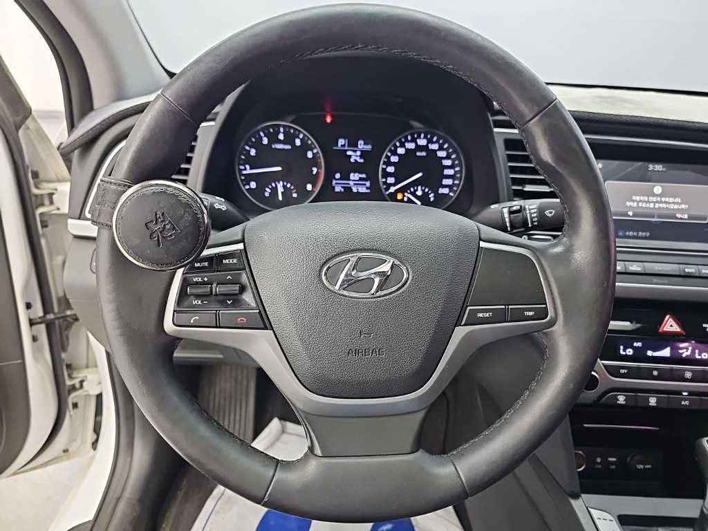 2016 Hyundai Avante AD Blanco - Miniatura 9