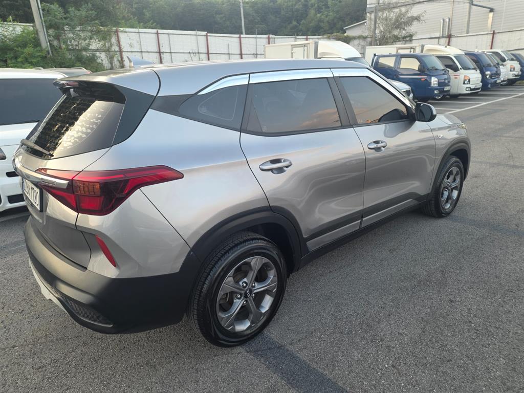 2021 Kia Seltos Diesel Gris - Miniatura 4