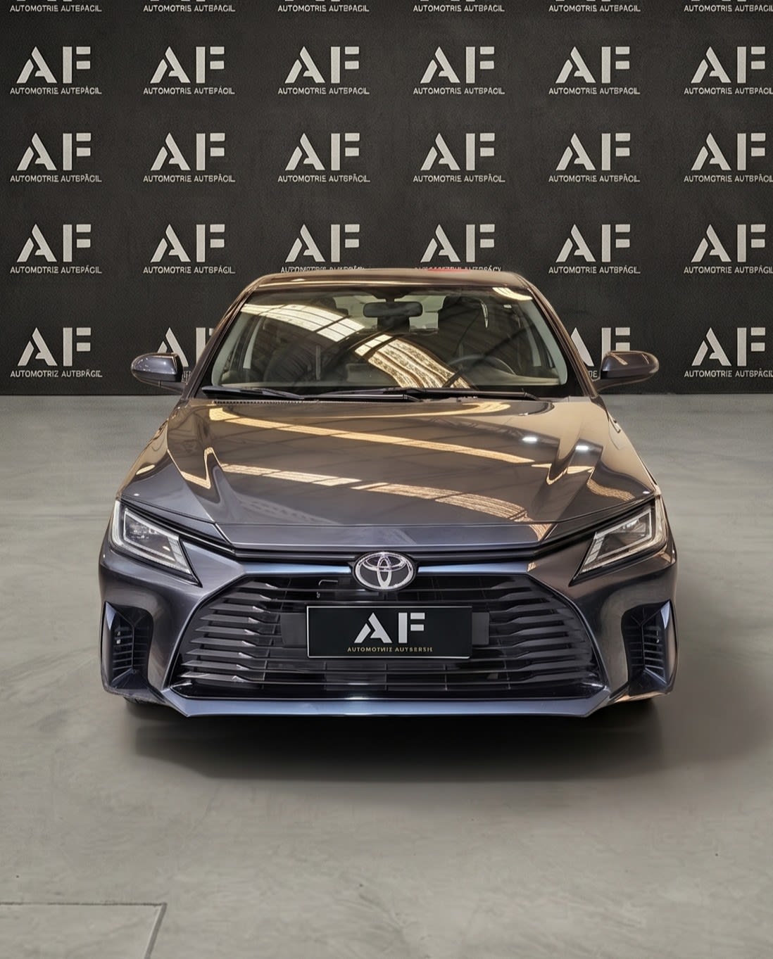 2023 Toyota YARIS 1.5 Gris - Imagen 1