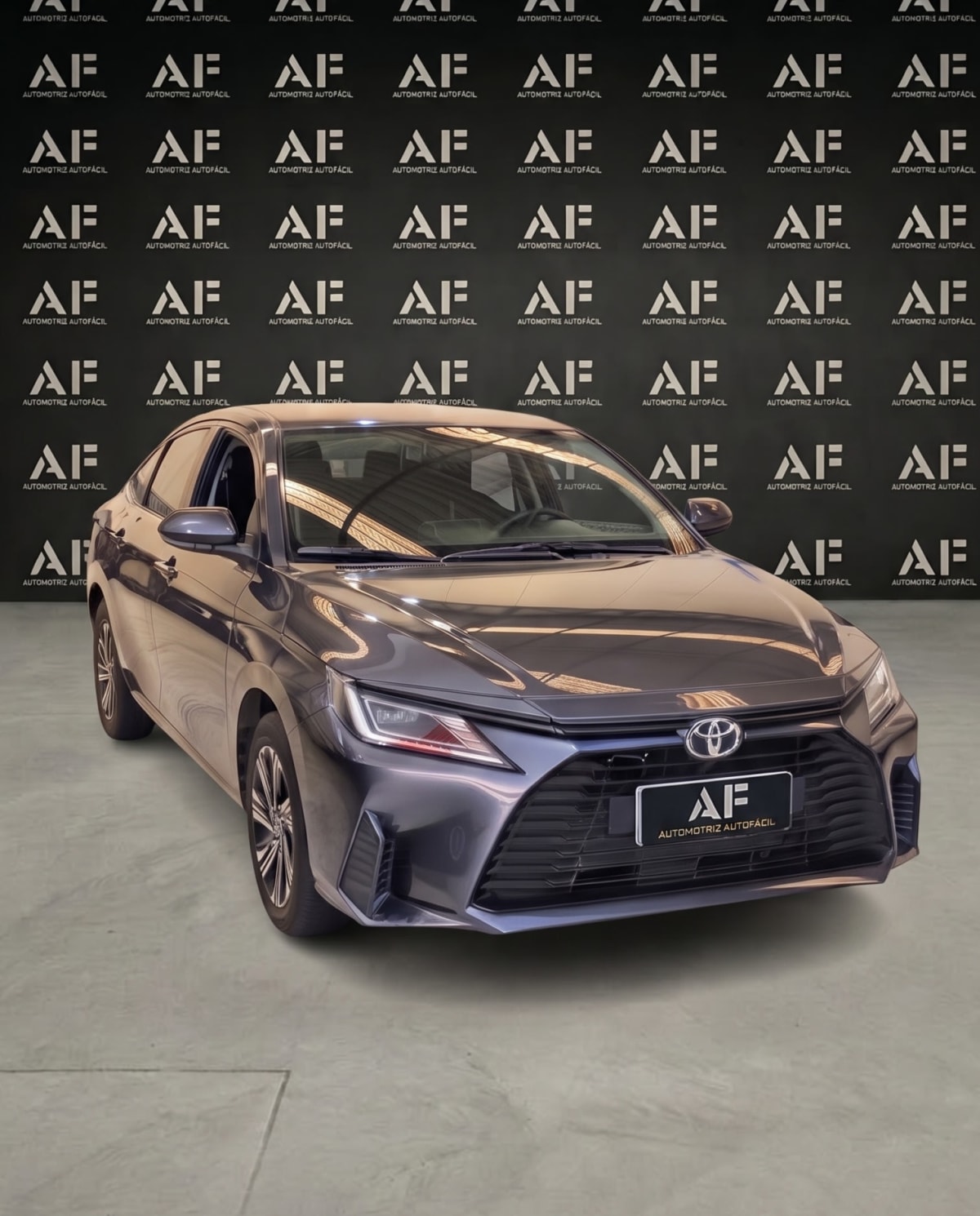 2023 Toyota YARIS 1.5 Gris - Miniatura 2