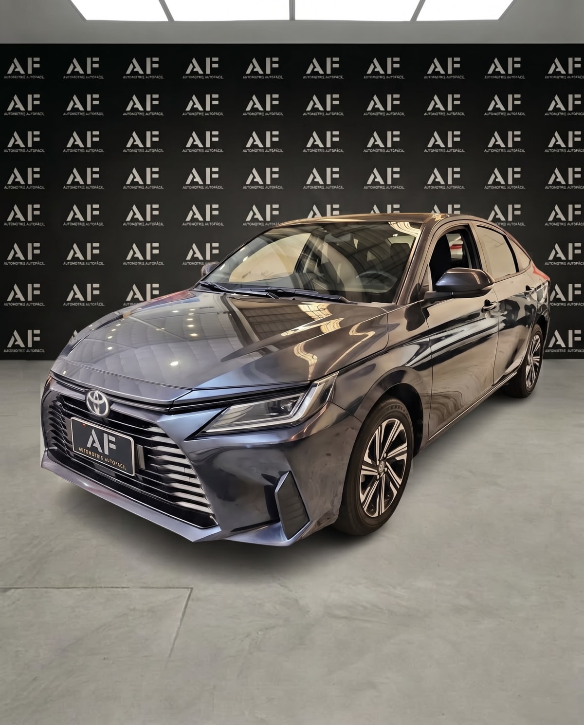 2023 Toyota YARIS 1.5 Gris - Miniatura 3