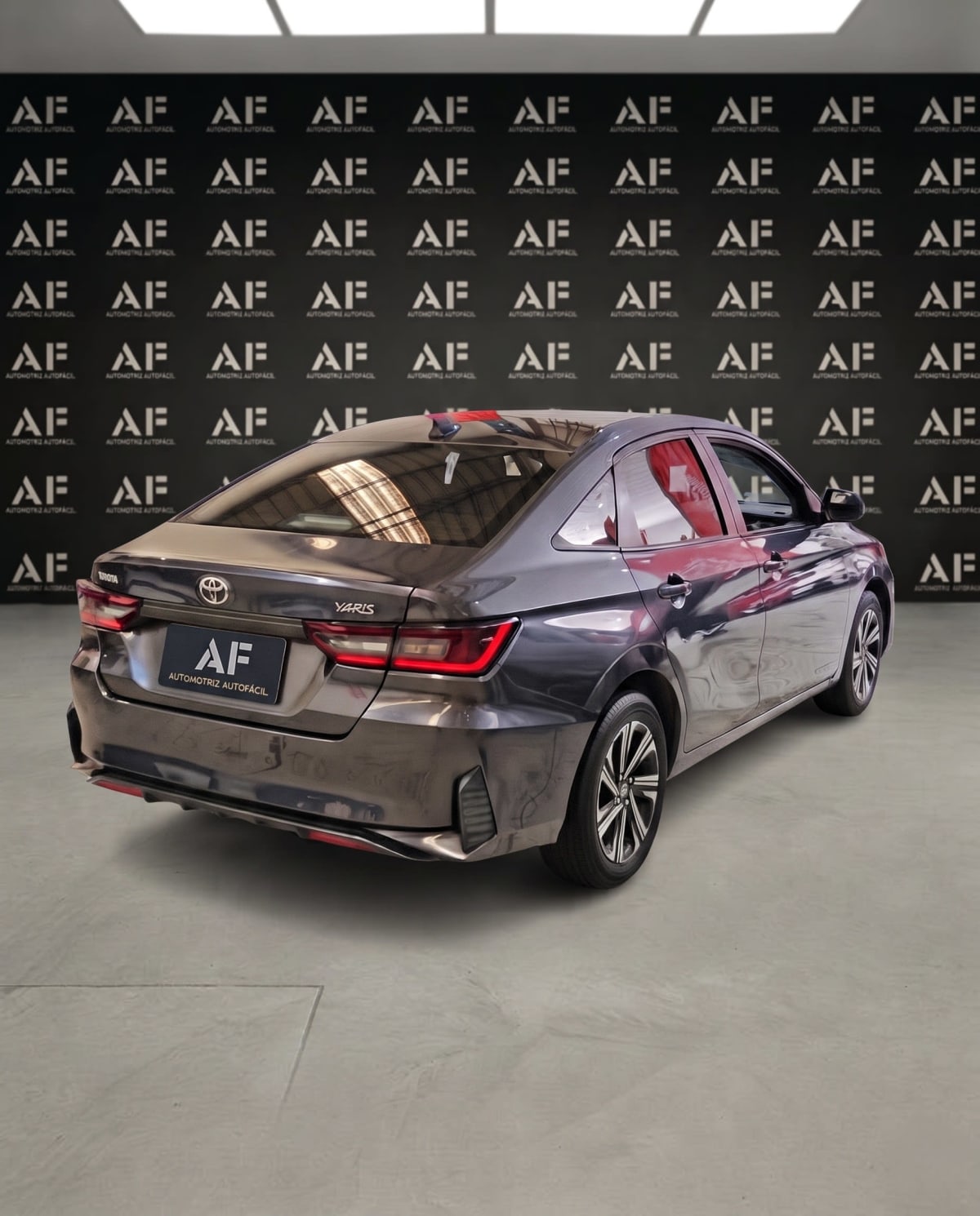 2023 Toyota YARIS 1.5 Gris - Miniatura 5