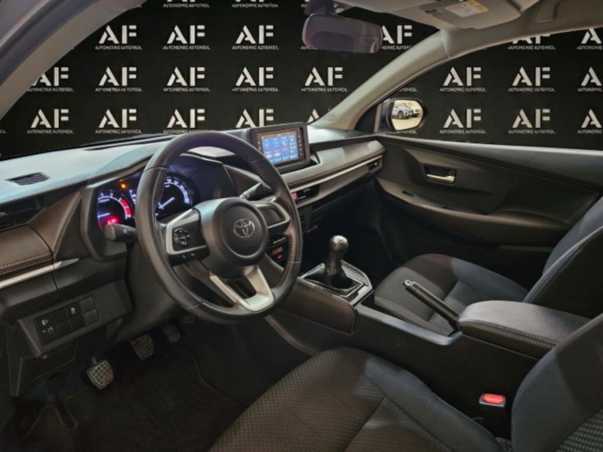 2023 Toyota YARIS 1.5 Gris - Miniatura 9