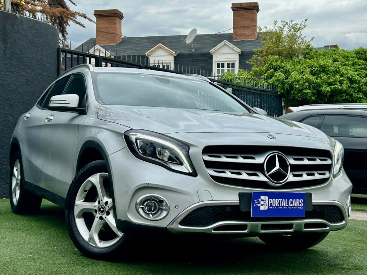 2018 Mercedes-Benz GLA 200 Plata - Imagen 1
