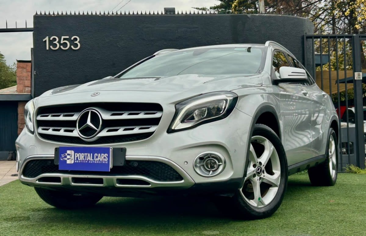 2018 Mercedes-Benz GLA 200 Plata - Miniatura 2