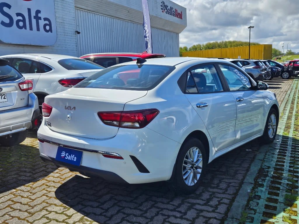 2024 KIA Rio 4 1.4 Blanco - Miniatura 5