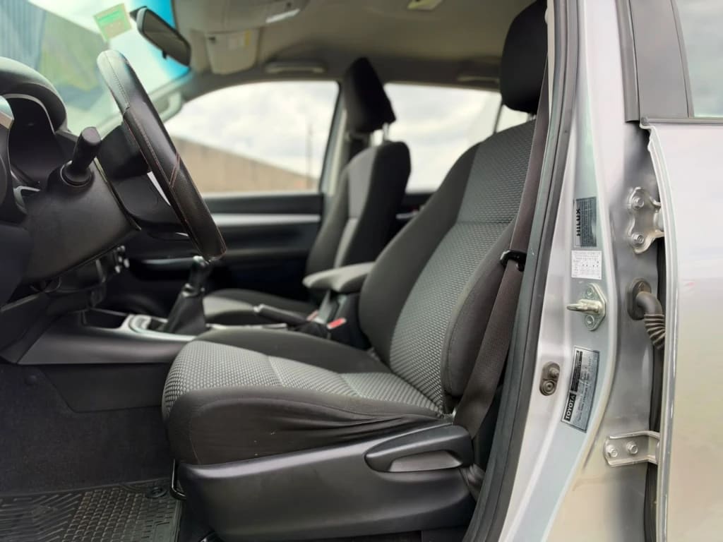 2017 Toyota Hilux 2.7 Plata - Miniatura 10