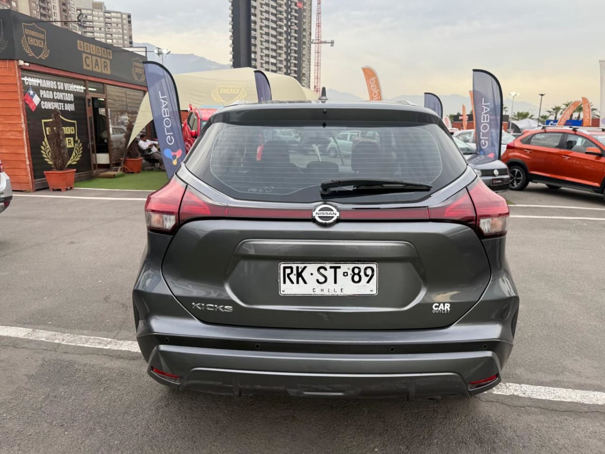 2022 Nissan Kicks 1.6 Gris - Miniatura 4