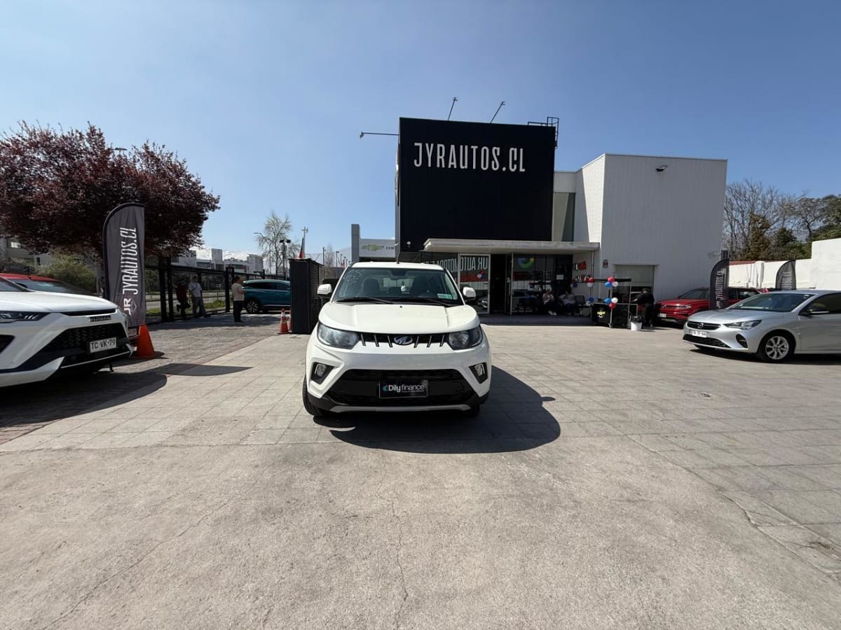 2021 MAHINDRA KUV 1.2 - Miniatura 9