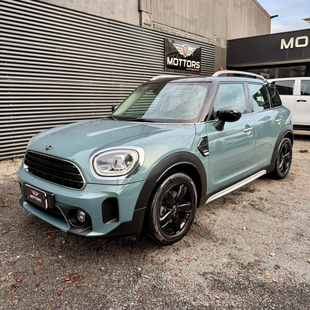 2022 MINI Coutryman 1.5L Gris - Miniatura 2