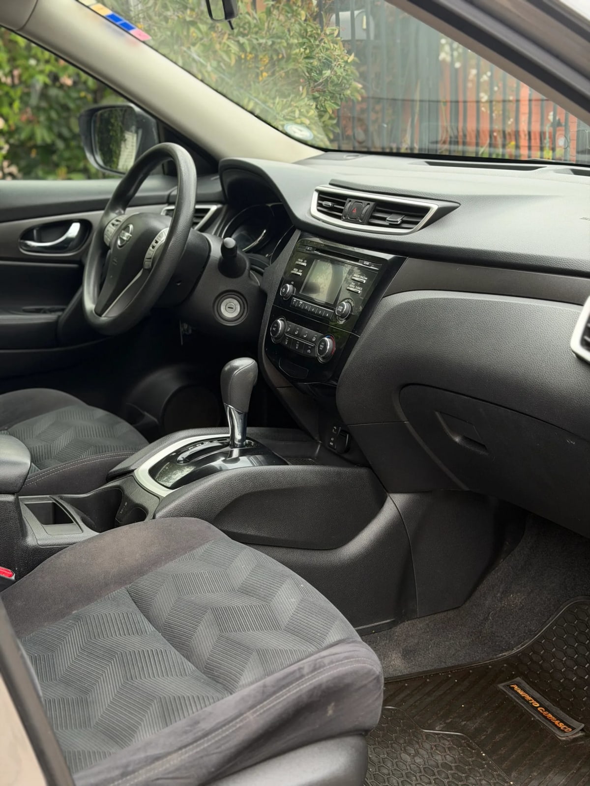 2015 Nissan Xtrail Sense Plata - Miniatura 6