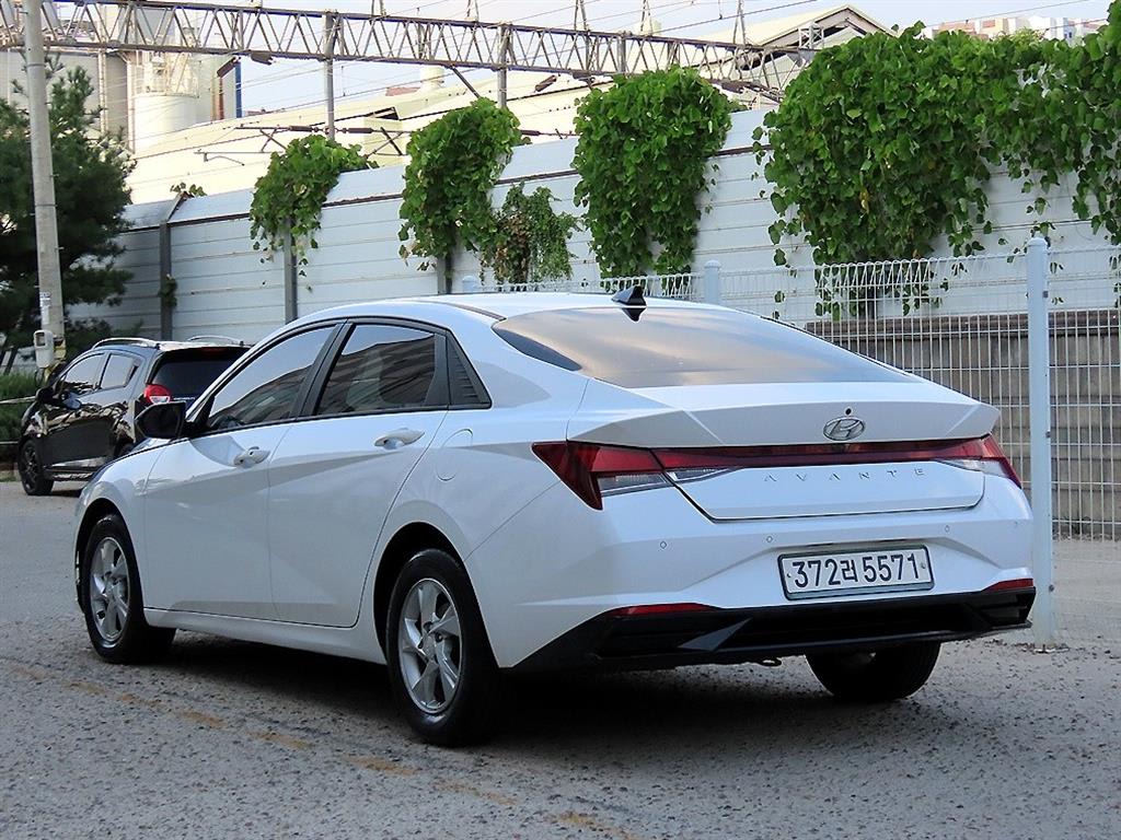 2021 Hyundai Avante (CN7) Blanco - Miniatura 3