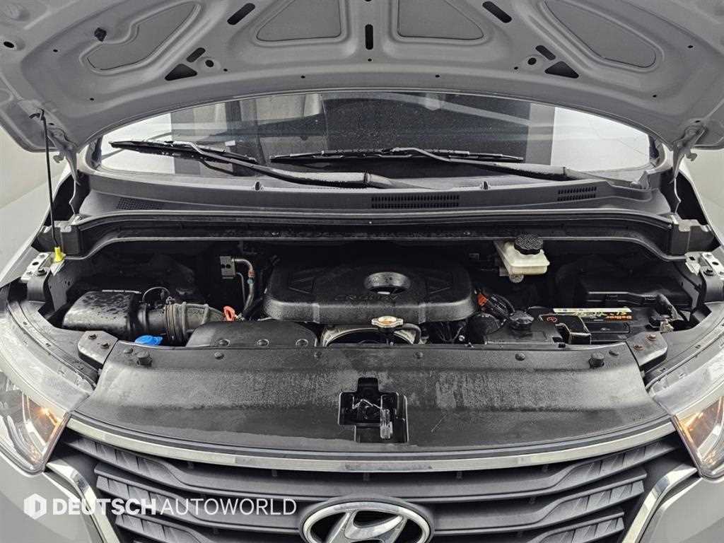 2019 Hyundai Starex 4WD Gris - Miniatura 7