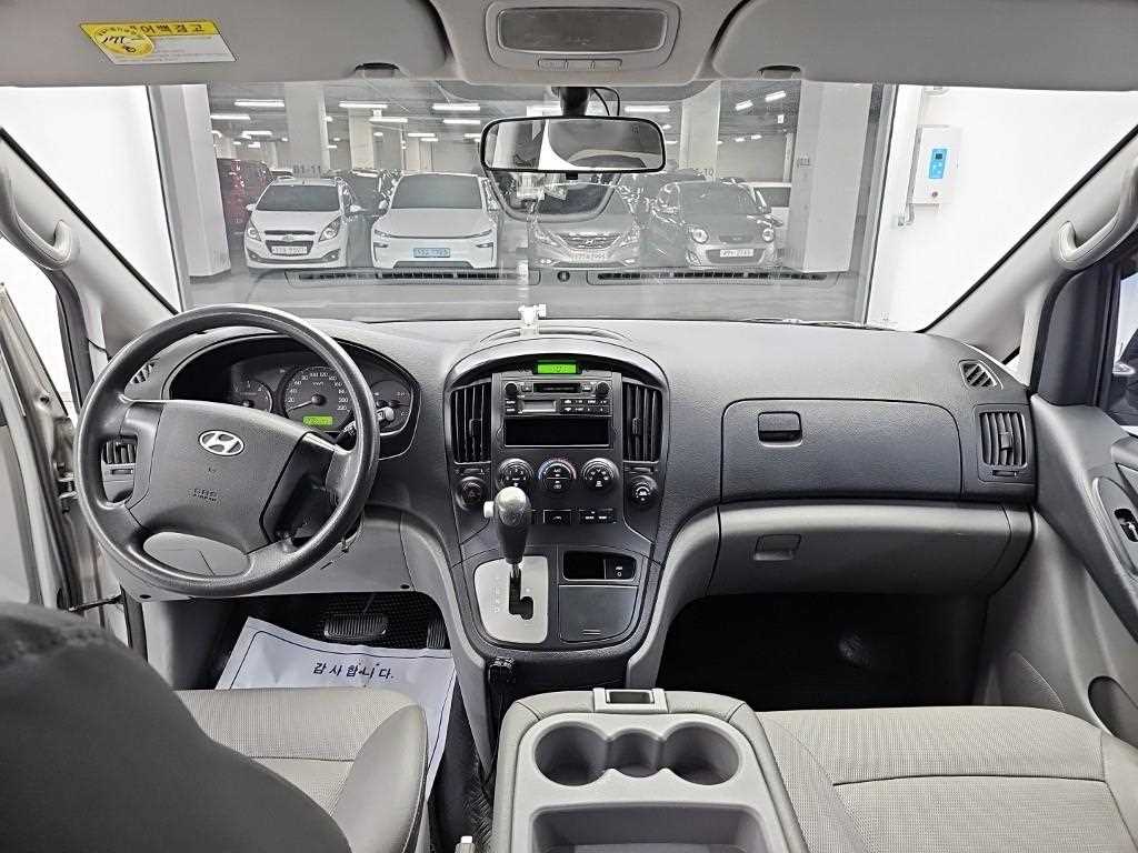 2010 Hyundai Starex 12-seater Plata - Miniatura 7