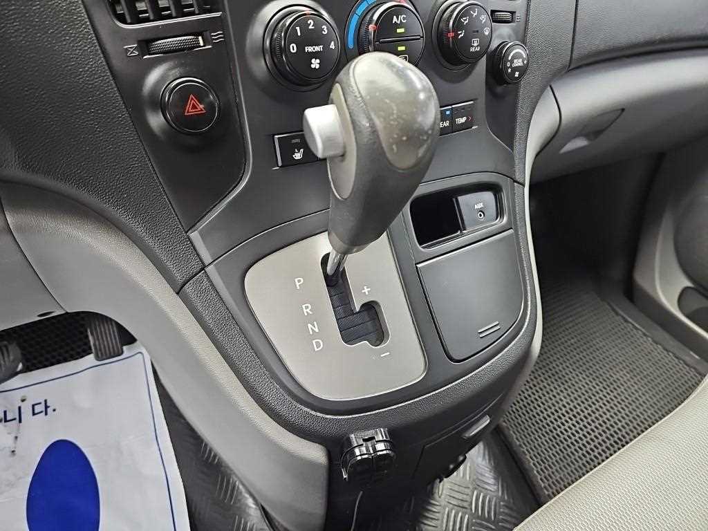 2010 Hyundai Starex 12-seater Plata - Miniatura 8