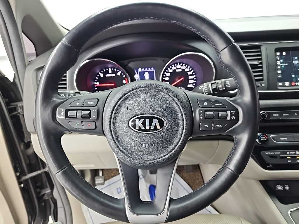 2018 Kia Carnival Diesel Negro - Miniatura 9