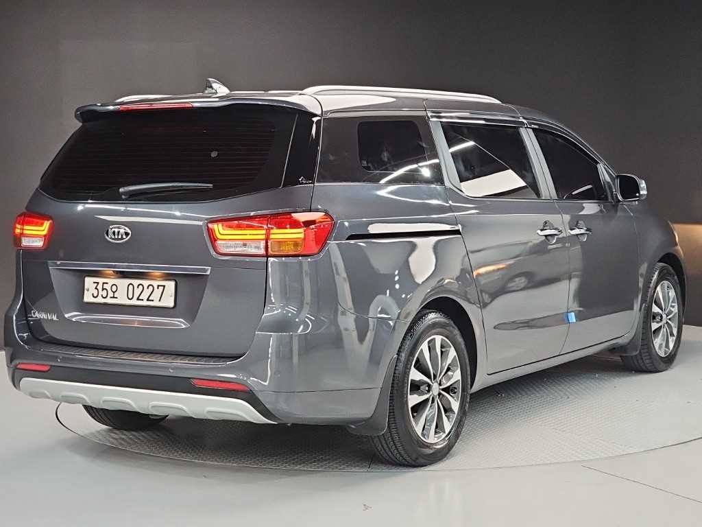 2017 Kia Carnival Diesel Gris - Miniatura 4