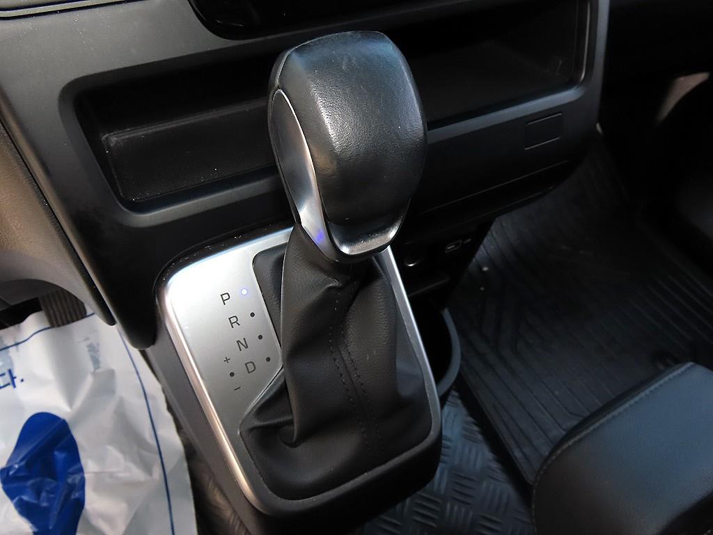 2023 Hyundai Staria 2WD Plata - Miniatura 10