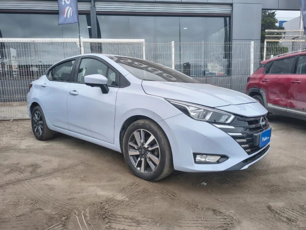 2024 Nissan Versa 1.6 Gris - Miniatura 3