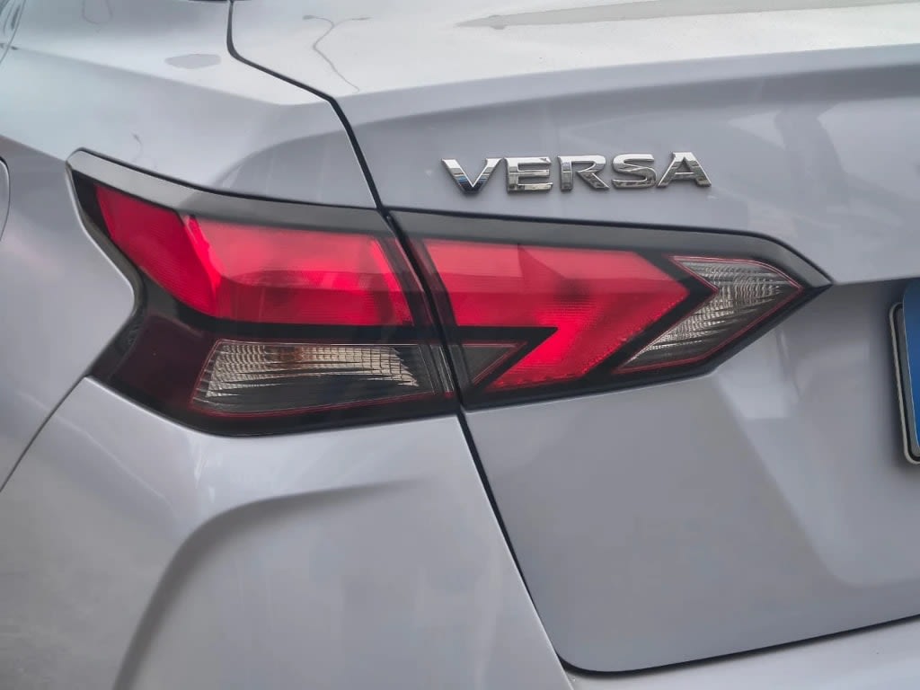 2024 Nissan Versa 1.6 Gris - Miniatura 9