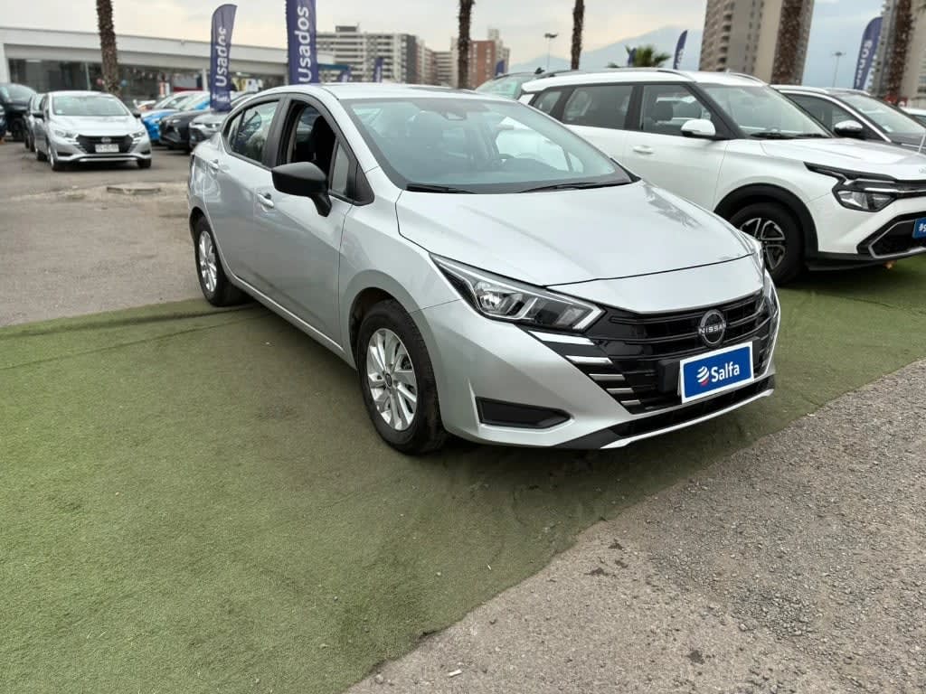 2025 Nissan Versa 1.6 Plata - Miniatura 3