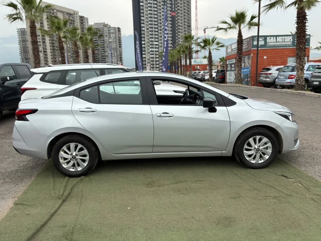 2025 Nissan Versa 1.6 Plata - Miniatura 4