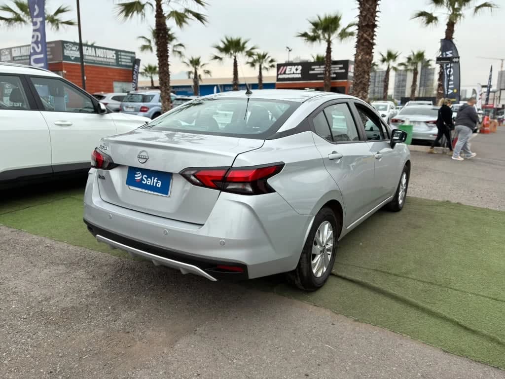 2025 Nissan Versa 1.6 Plata - Miniatura 5