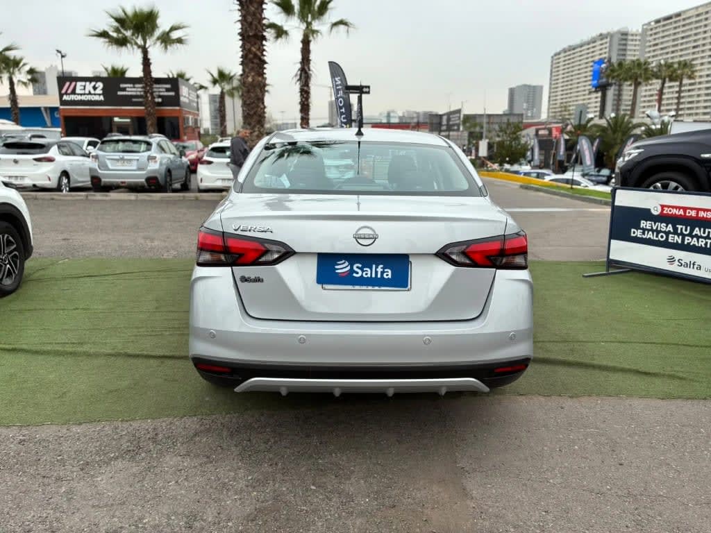 2025 Nissan Versa 1.6 Plata - Miniatura 6