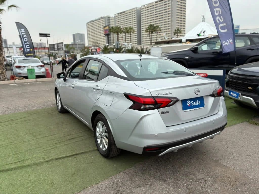 2025 Nissan Versa 1.6 Plata - Miniatura 7