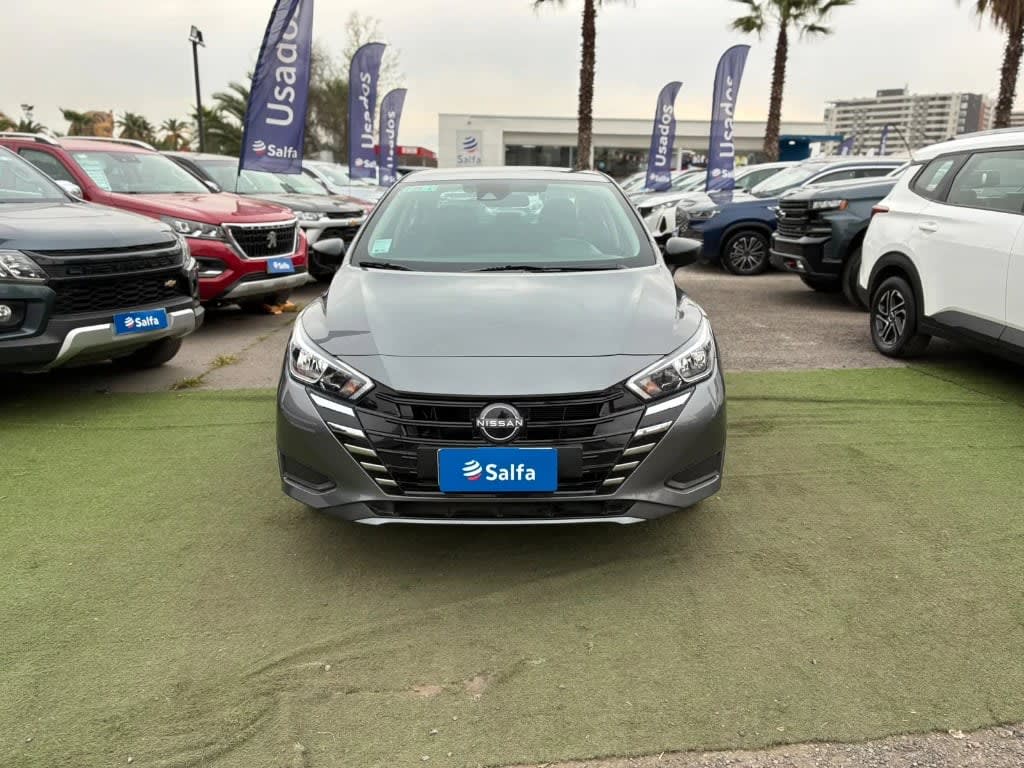 2025 Nissan Versa 1.6 Gris - Miniatura 2