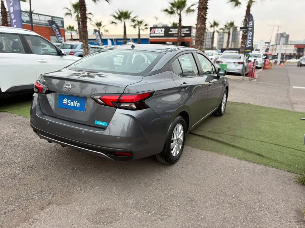 2025 Nissan Versa 1.6 Gris - Miniatura 5