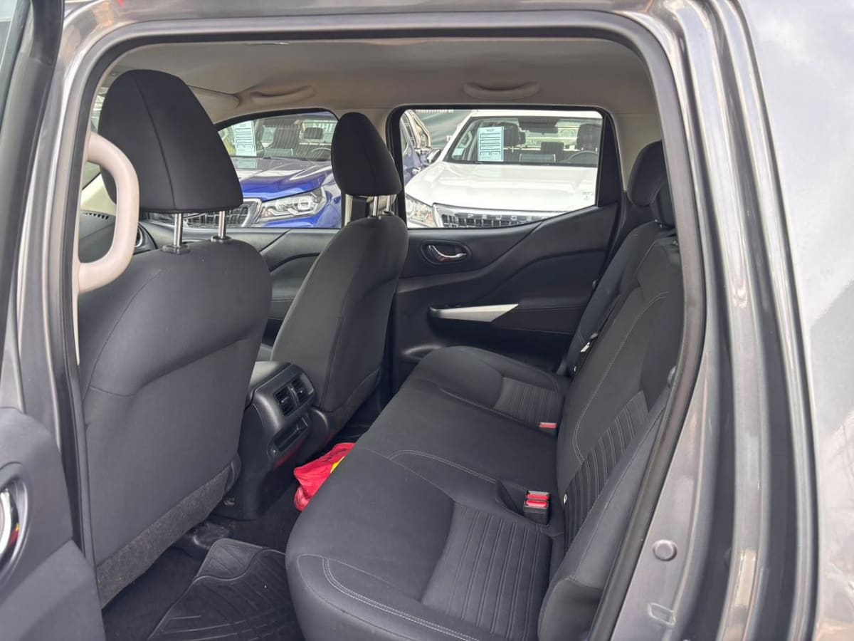 2023 Nissan Navara Gris - Miniatura 9