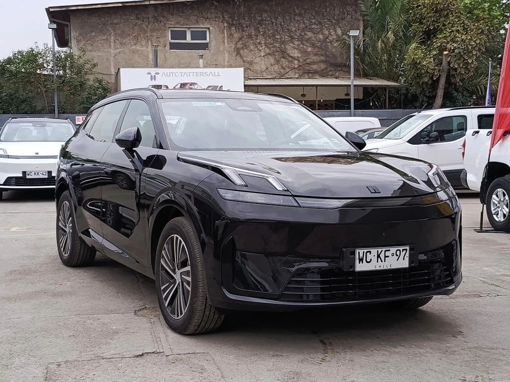 2027 Lynk & Co 08 LYNK&CO PHEV - Miniatura 3