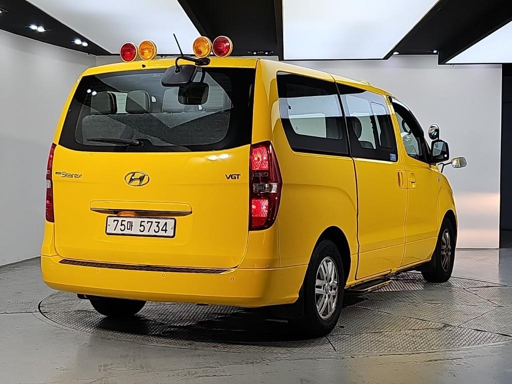 2016 Hyundai Starex 15 Amarillo - Miniatura 4