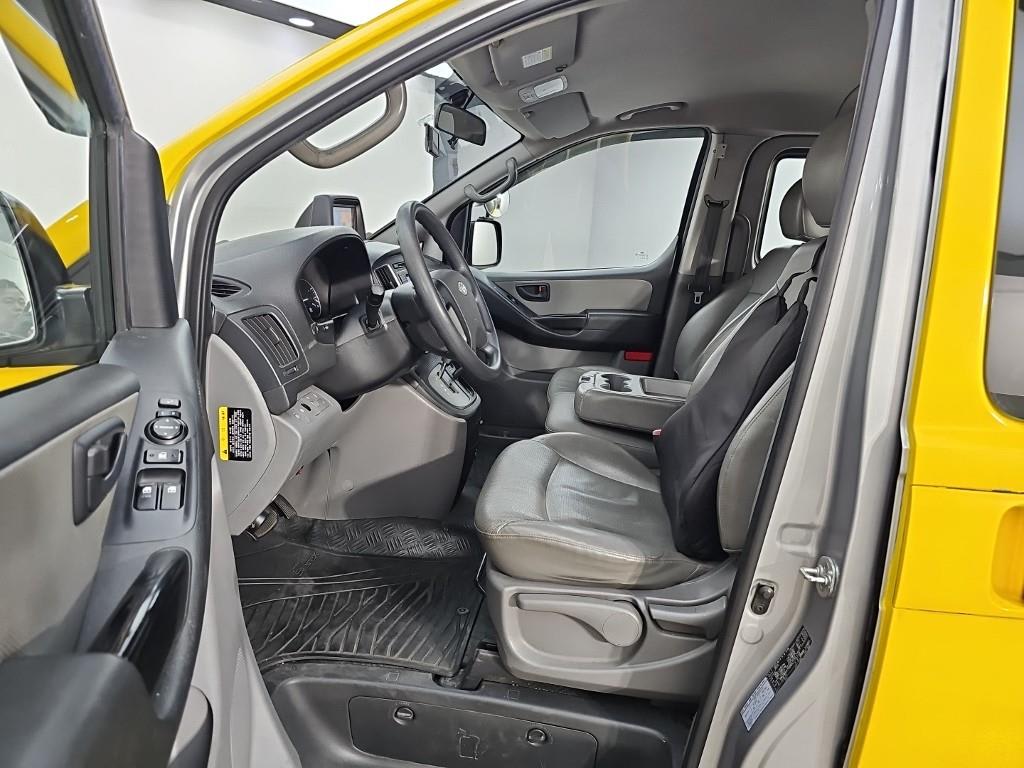 2016 Hyundai Starex 15 Amarillo - Miniatura 10