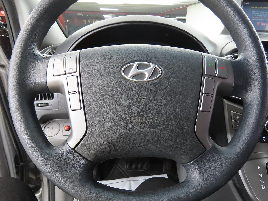 2016 Hyundai Starex Van Plata - Miniatura 10