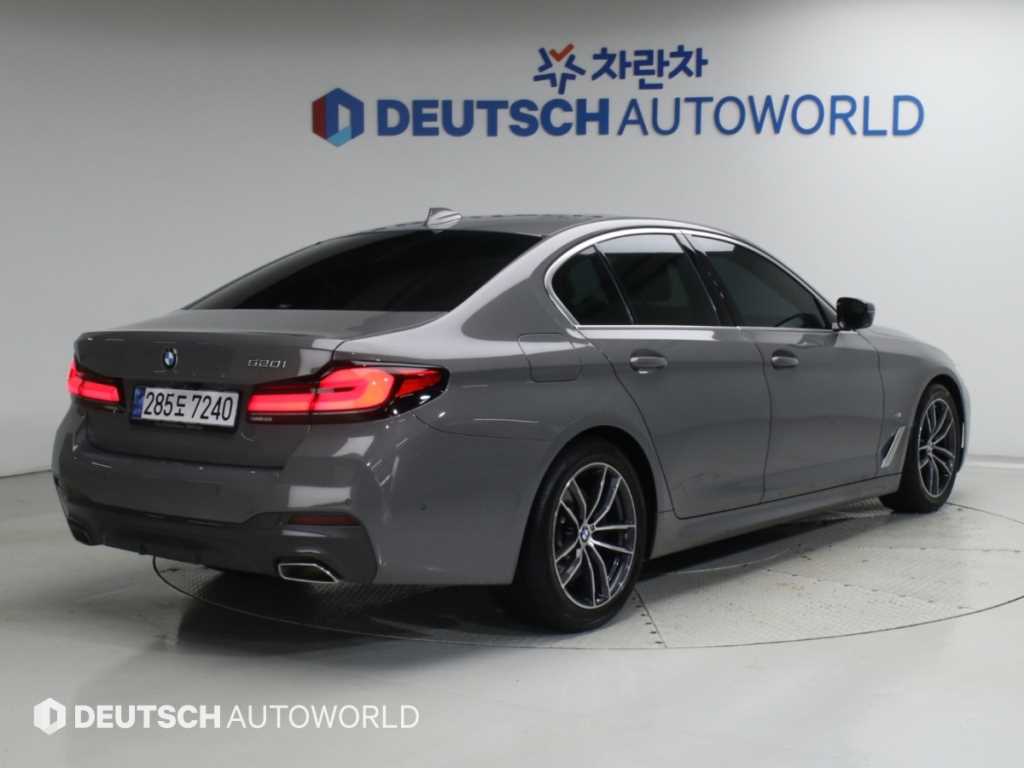 2022 BMW Serie 5 5 Series Ref 421128 Gasoline Gris - Miniatura 2