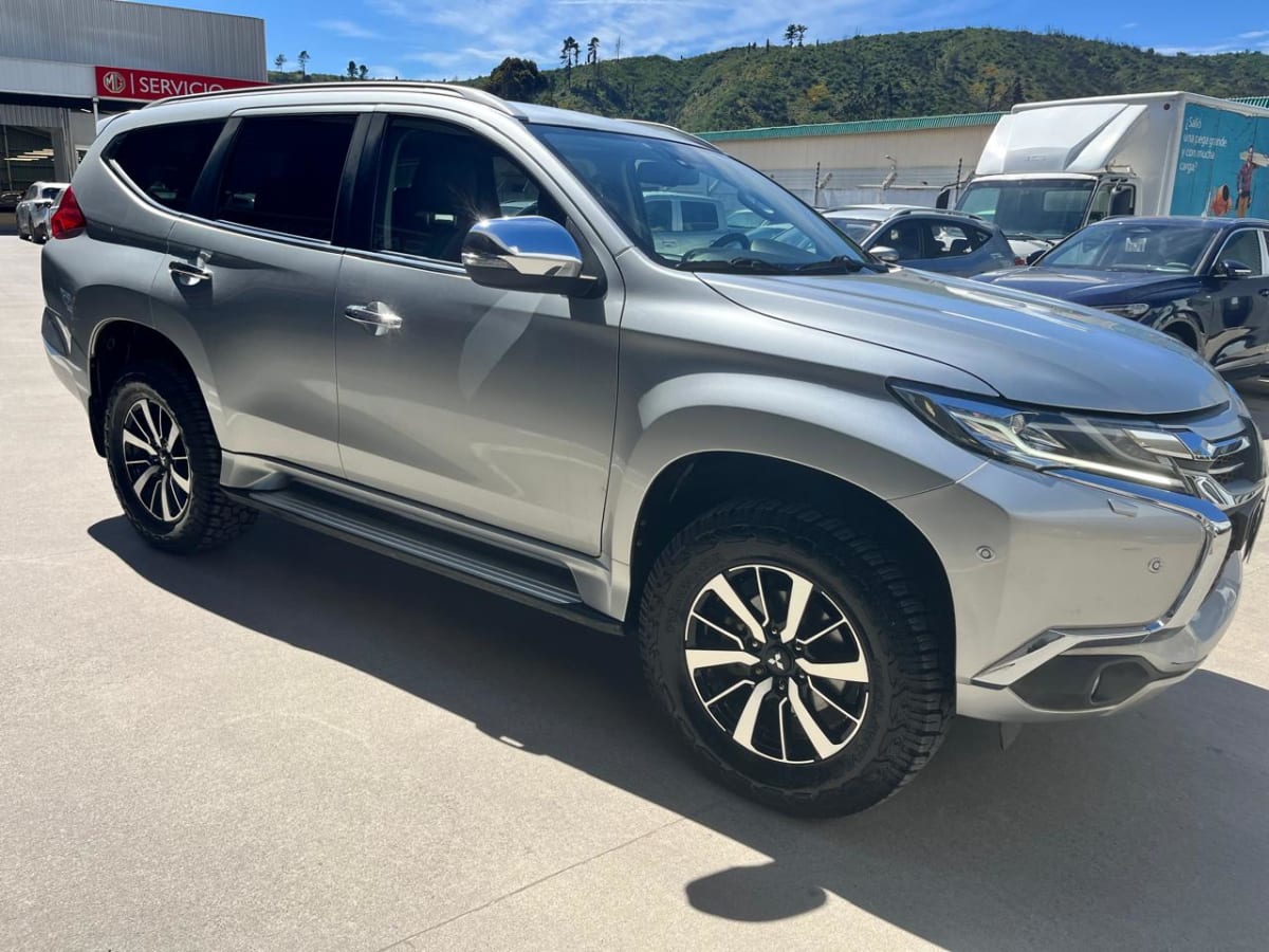 2020 Mitsubishi MONTERO SPORT - Miniatura 2