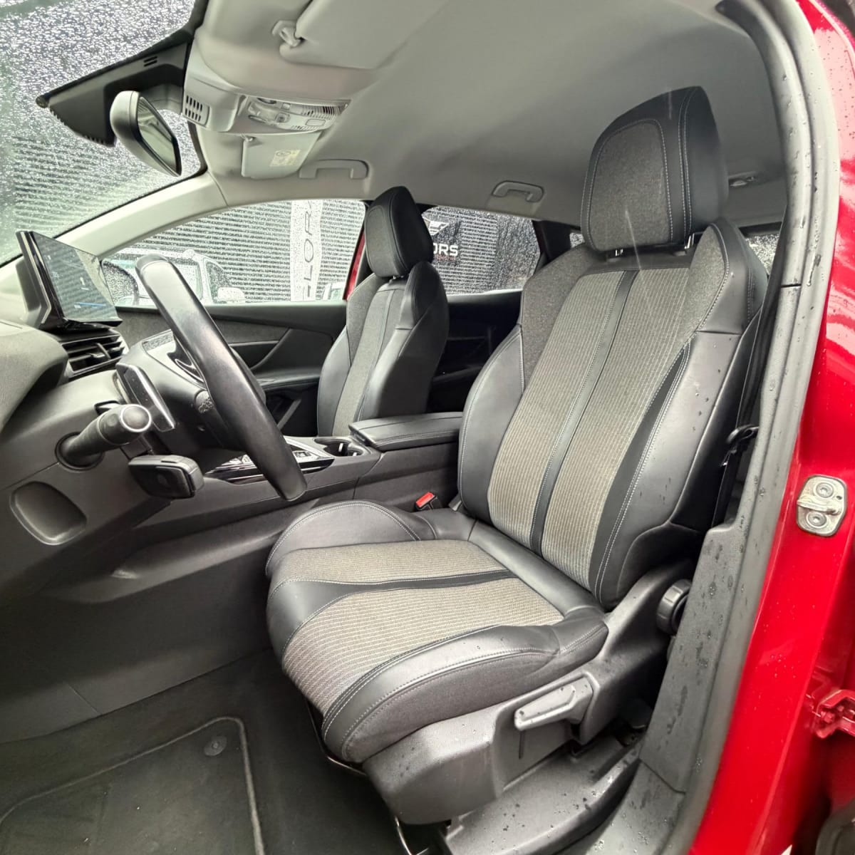 2022 Peugeot 3008 ALLURE Rojo - Miniatura 10