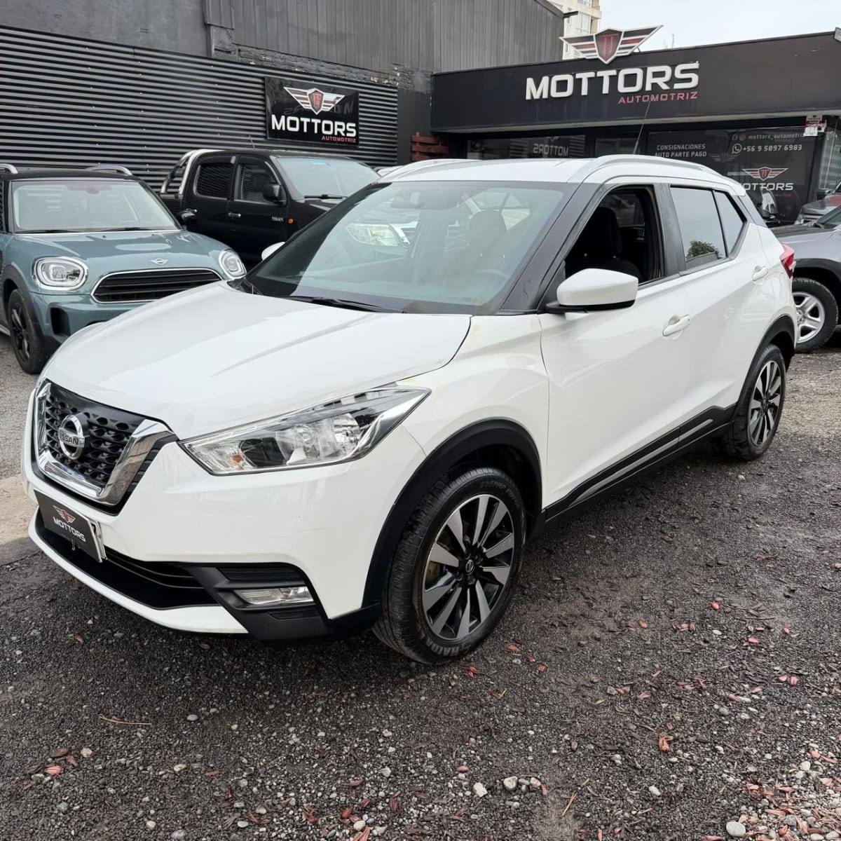 2020 Nissan Kicks ADVANCE Blanco - Miniatura 2