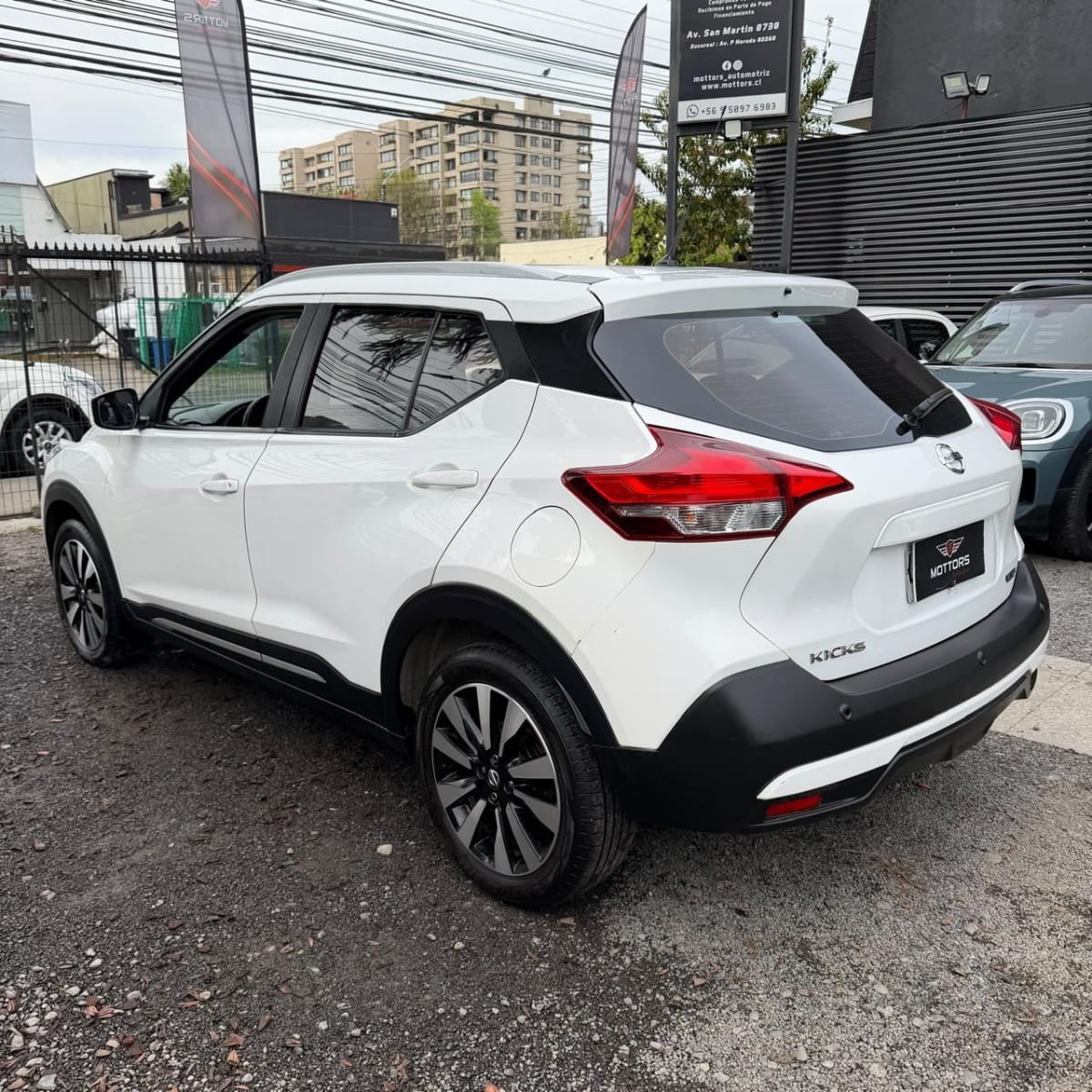 2020 Nissan Kicks ADVANCE Blanco - Miniatura 4