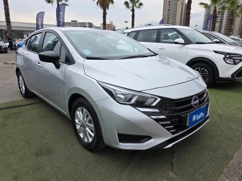 2025 Nissan Versa 1.6 Plata - Miniatura 3